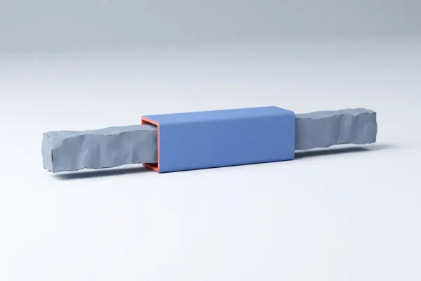 Una barra gris de canto rasgado atraviesa una funda azul lisa que solo le cubre el tramo central; los dos extremos que asoman a izquierda y derecha son iguales entre sí. Un filo coral remata la boca por la que entra la barra.